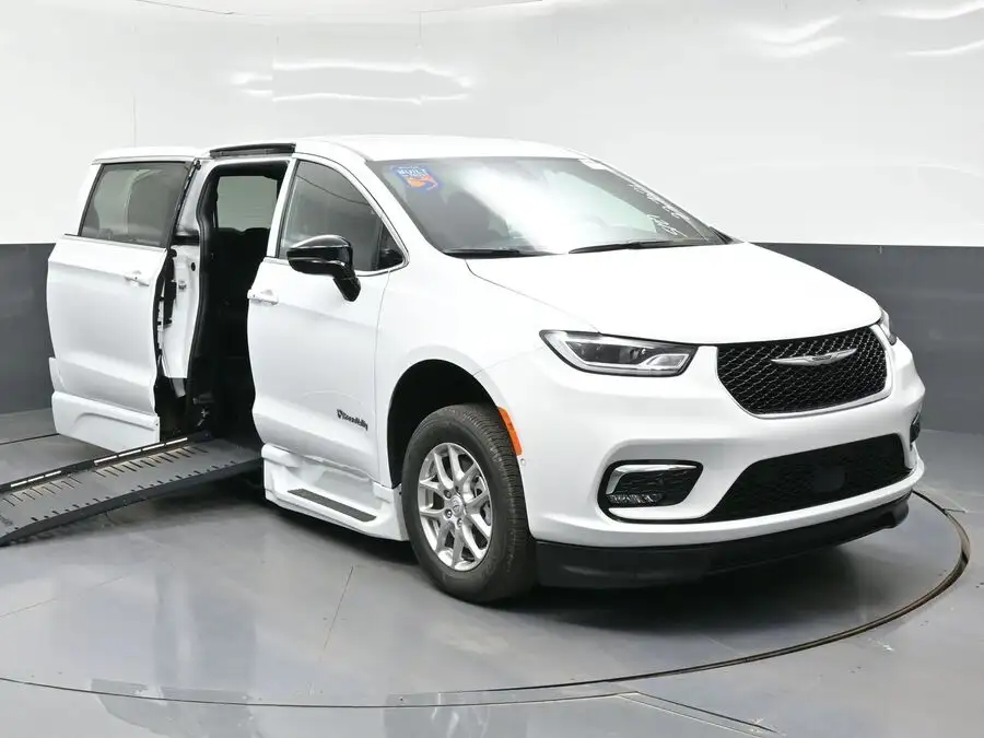 2026 Chrysler Pacifica Select's photo