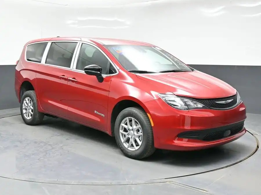 2026 Chrysler Voyager LX's photo
