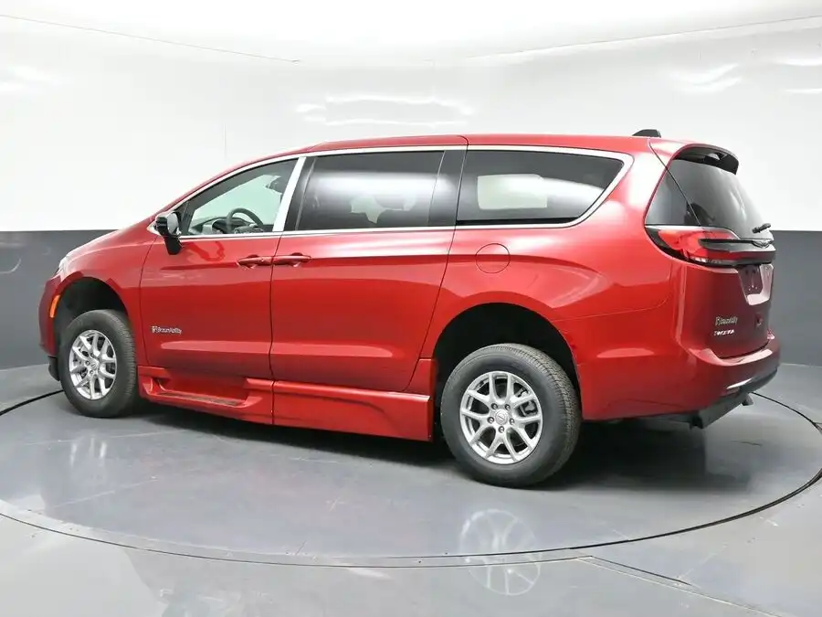 2026 Chrysler Pacifica Select's photo