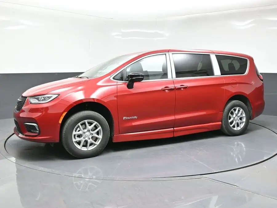 2026 Chrysler Pacifica Select photo 1
