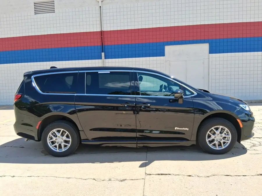 2026 Chrysler Pacifica Select photo 4