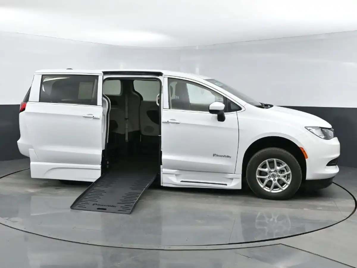 2023 Chrysler Voyager LX's photo