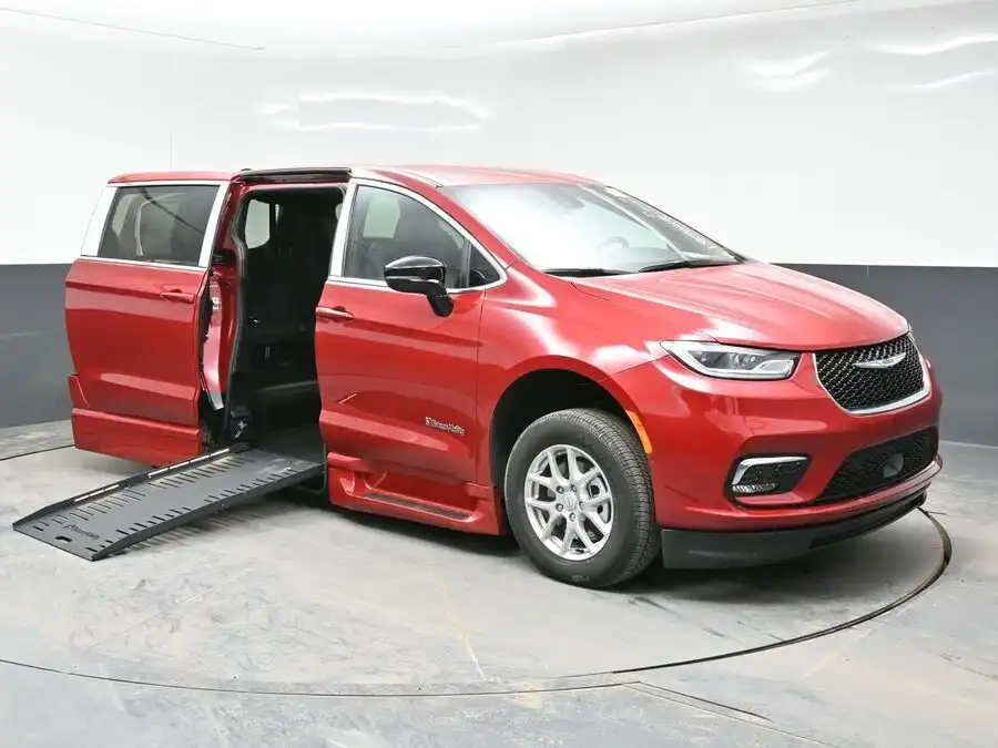 2026 Chrysler Pacifica Select's photo
