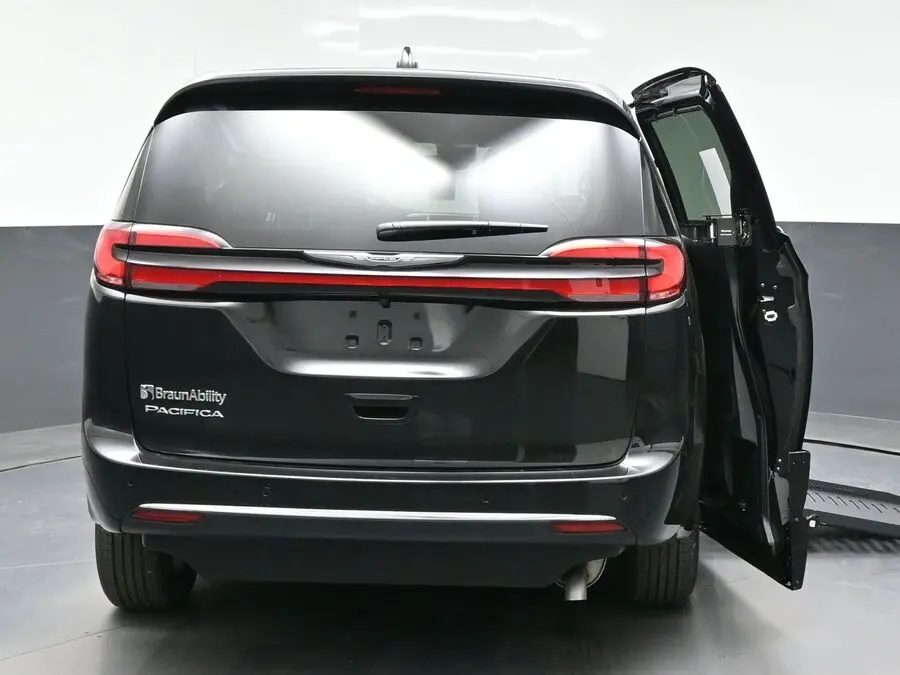 2026 Chrysler Pacifica Select photo 3