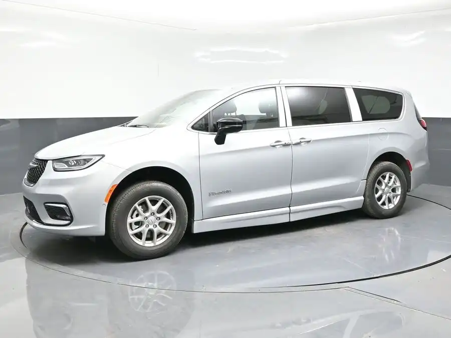 2026 Chrysler Pacifica Select's photo