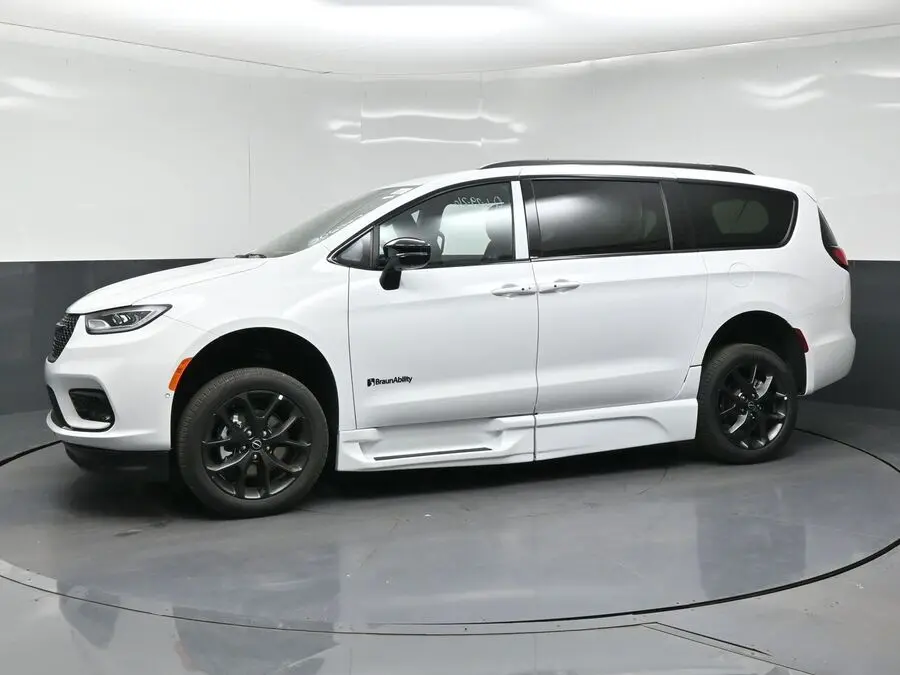 2026 Chrysler Pacifica Select photo 3