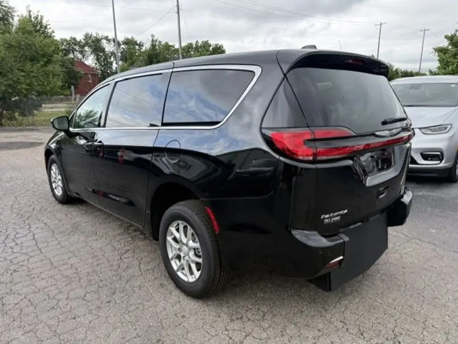 2026 Chrysler Pacifica Select photo 5