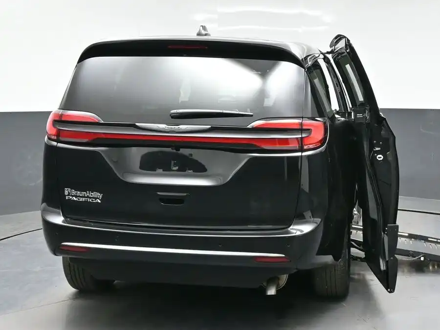 2026 Chrysler Pacifica Select's photo