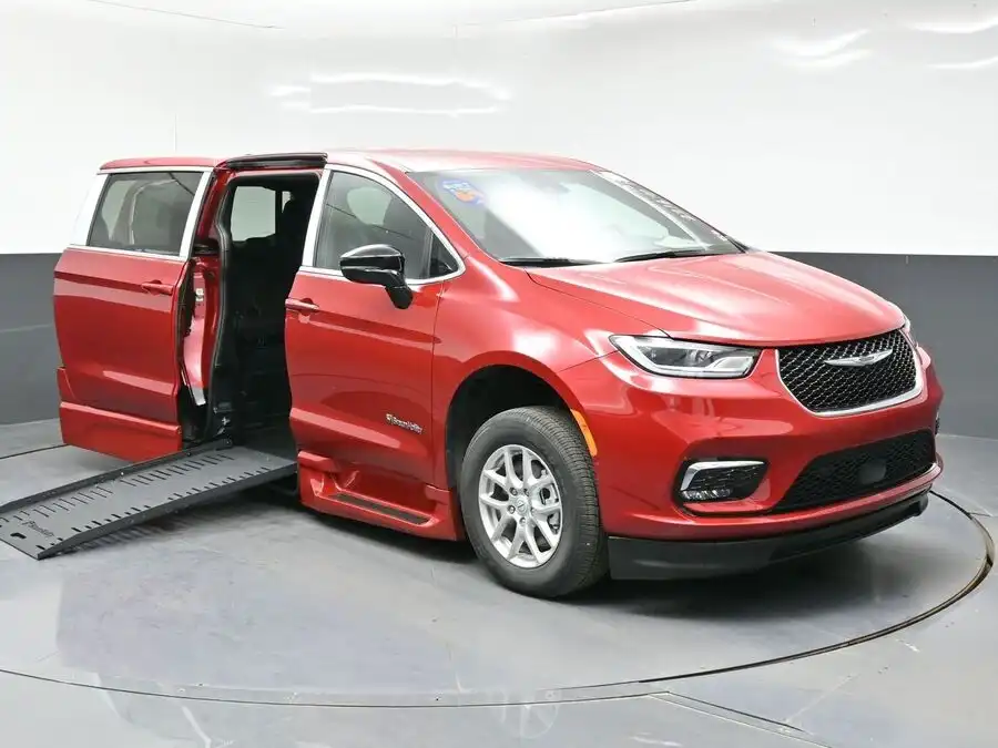 2026 Chrysler Pacifica Select's photo
