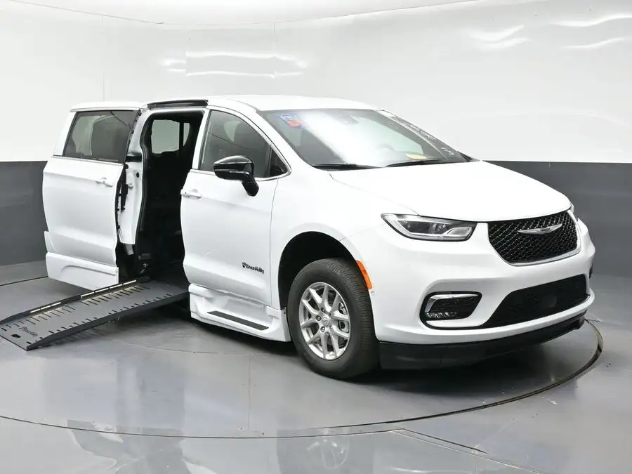 2026 Chrysler Pacifica Select's photo
