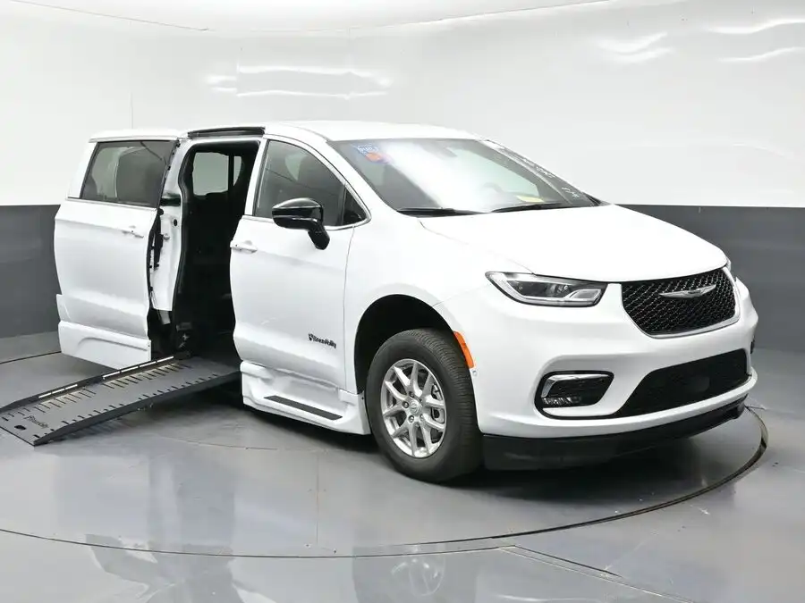 2026 Chrysler Pacifica Select's photo