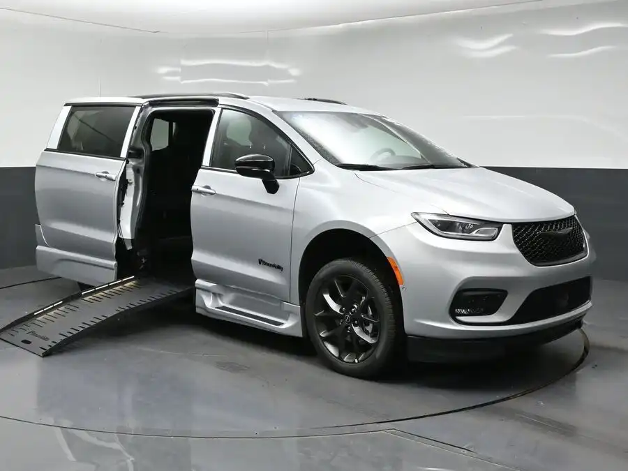 2026 Chrysler Pacifica Select's photo