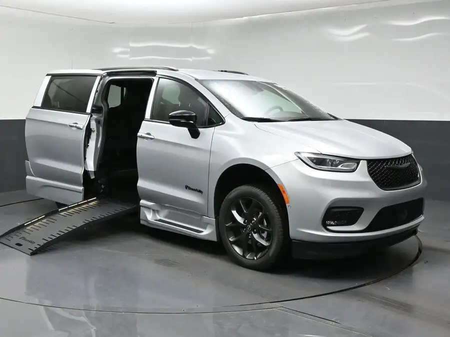 2026 Chrysler Pacifica Select's photo
