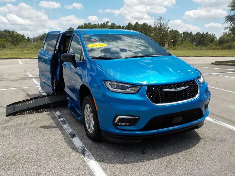 2026 Chrysler Pacifica Select's photo