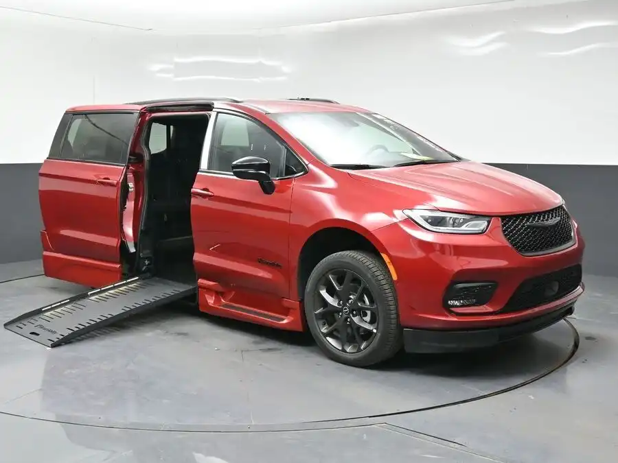 2026 Chrysler Pacifica Select's photo