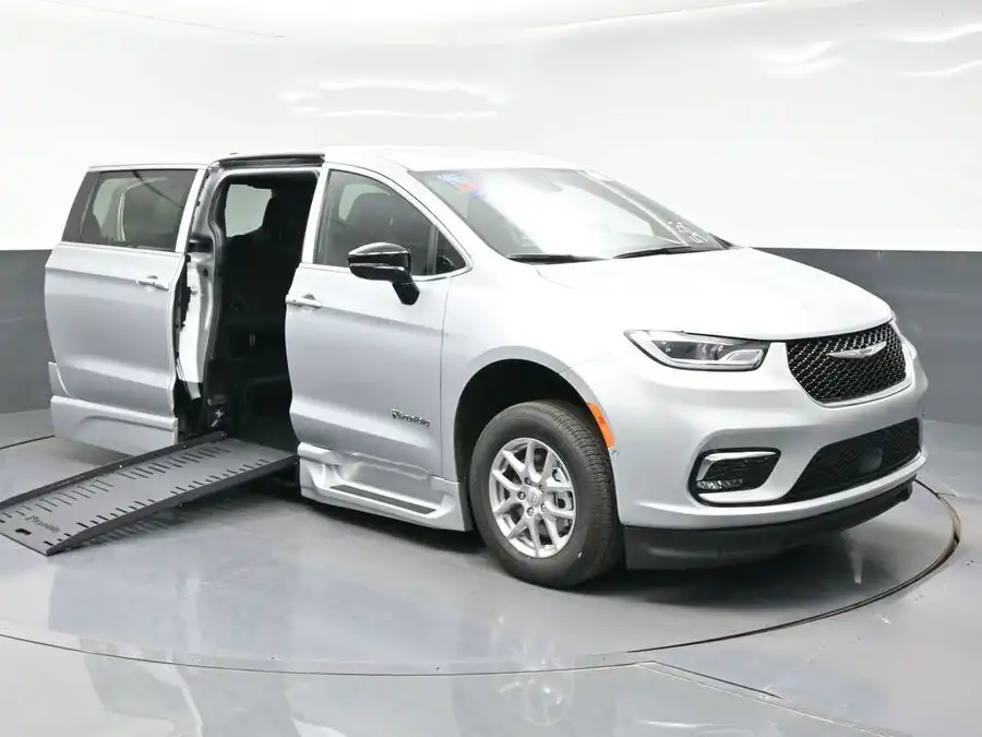 2026 Chrysler Pacifica Select's photo