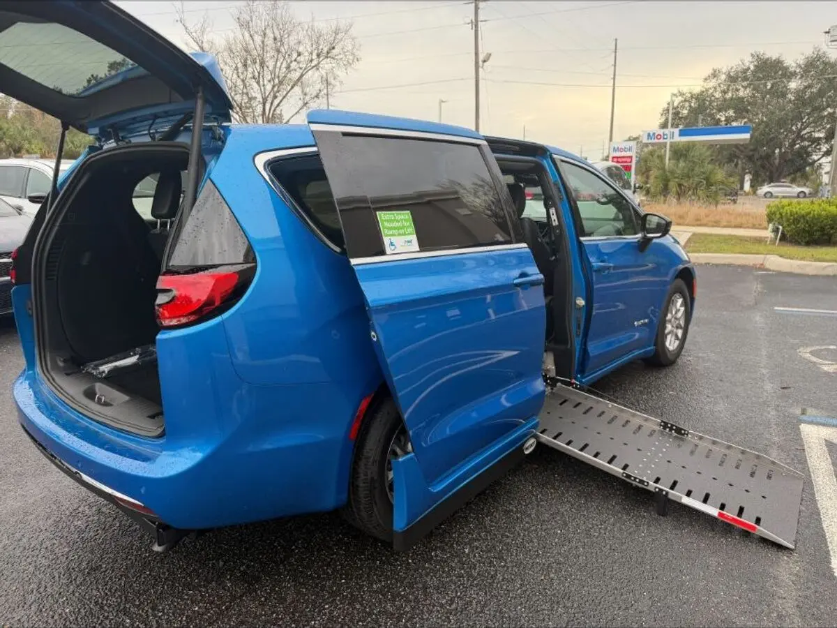 2026 Chrysler Pacifica Select photo 4