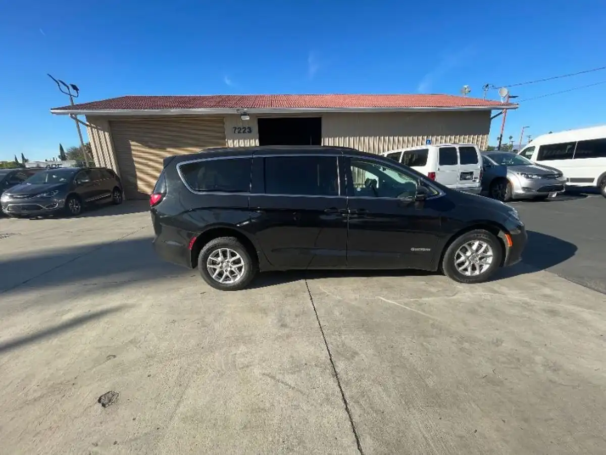 2022 Chrysler Pacifica Touring L's photo