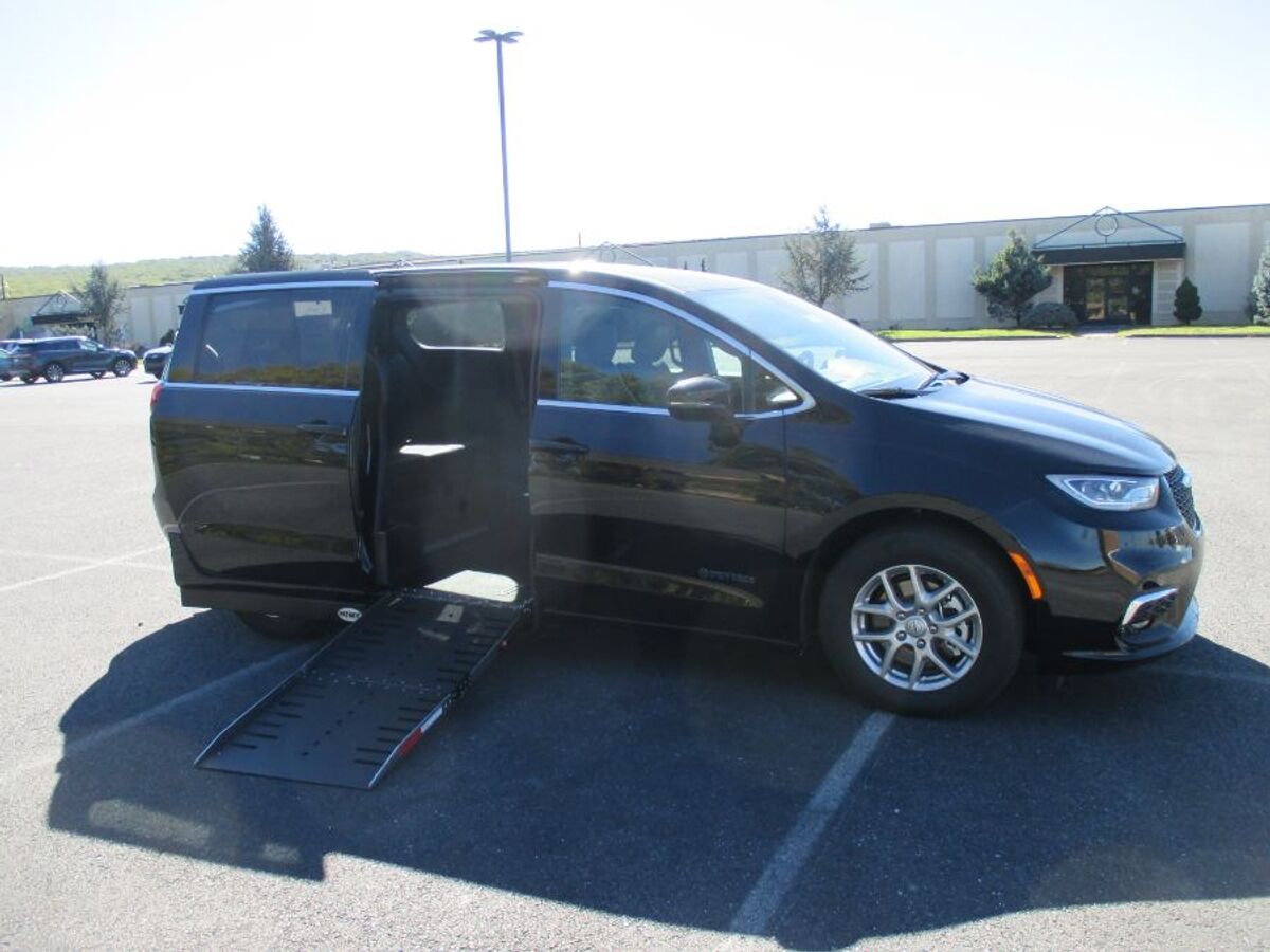 2026 Chrysler Pacifica Select's photo