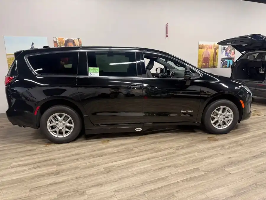 2027 Chrysler Pacifica Select's photo