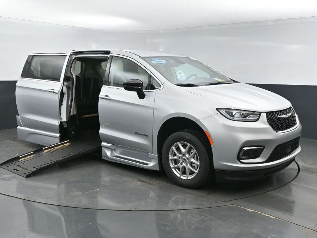 2024 Chrysler Pacifica Touring L's photo