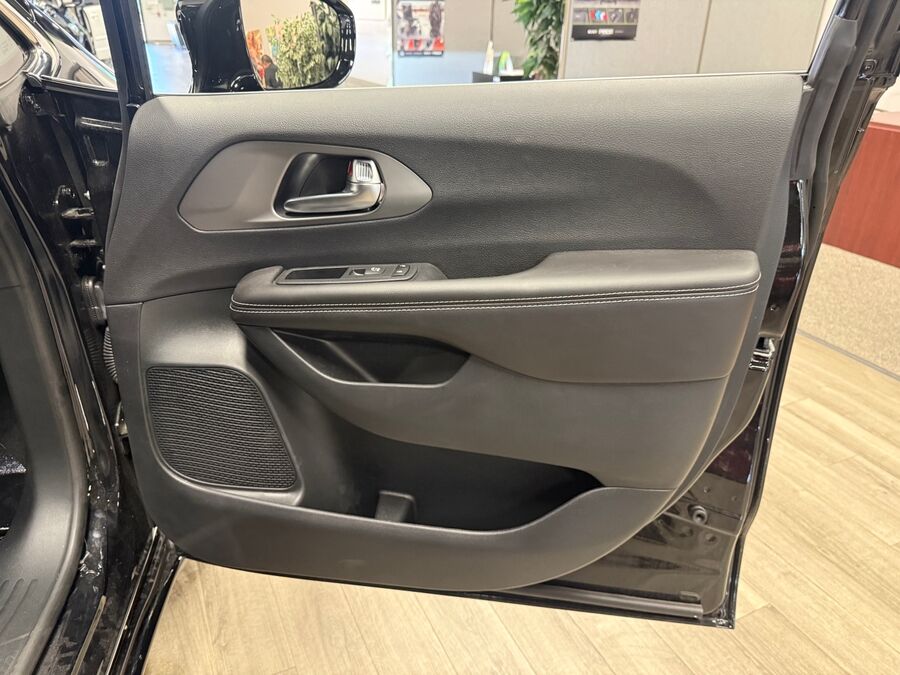 2027 Chrysler Pacifica Select photo 5