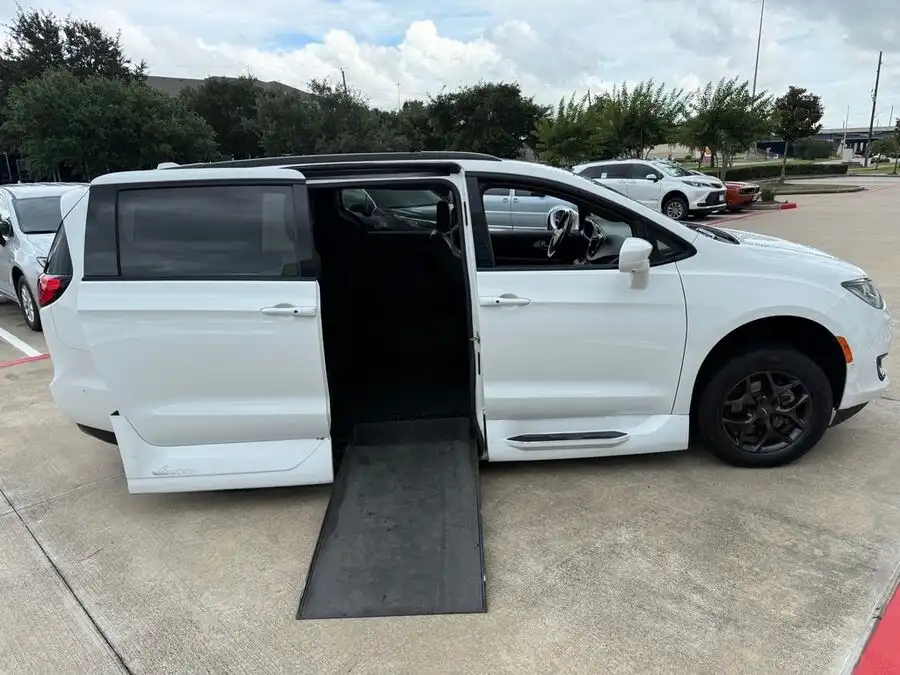 2019 Chrysler Pacifica Touring L's photo