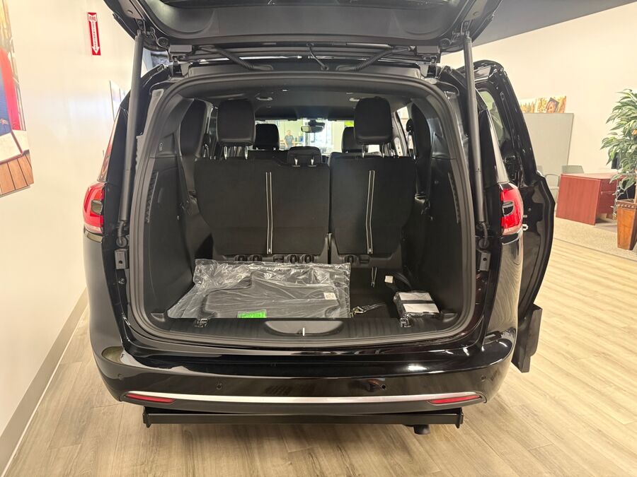 2027 Chrysler Pacifica Select photo 4
