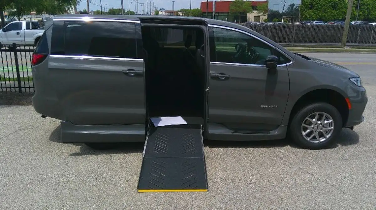 2025 Chrysler Pacifica Select photo 1