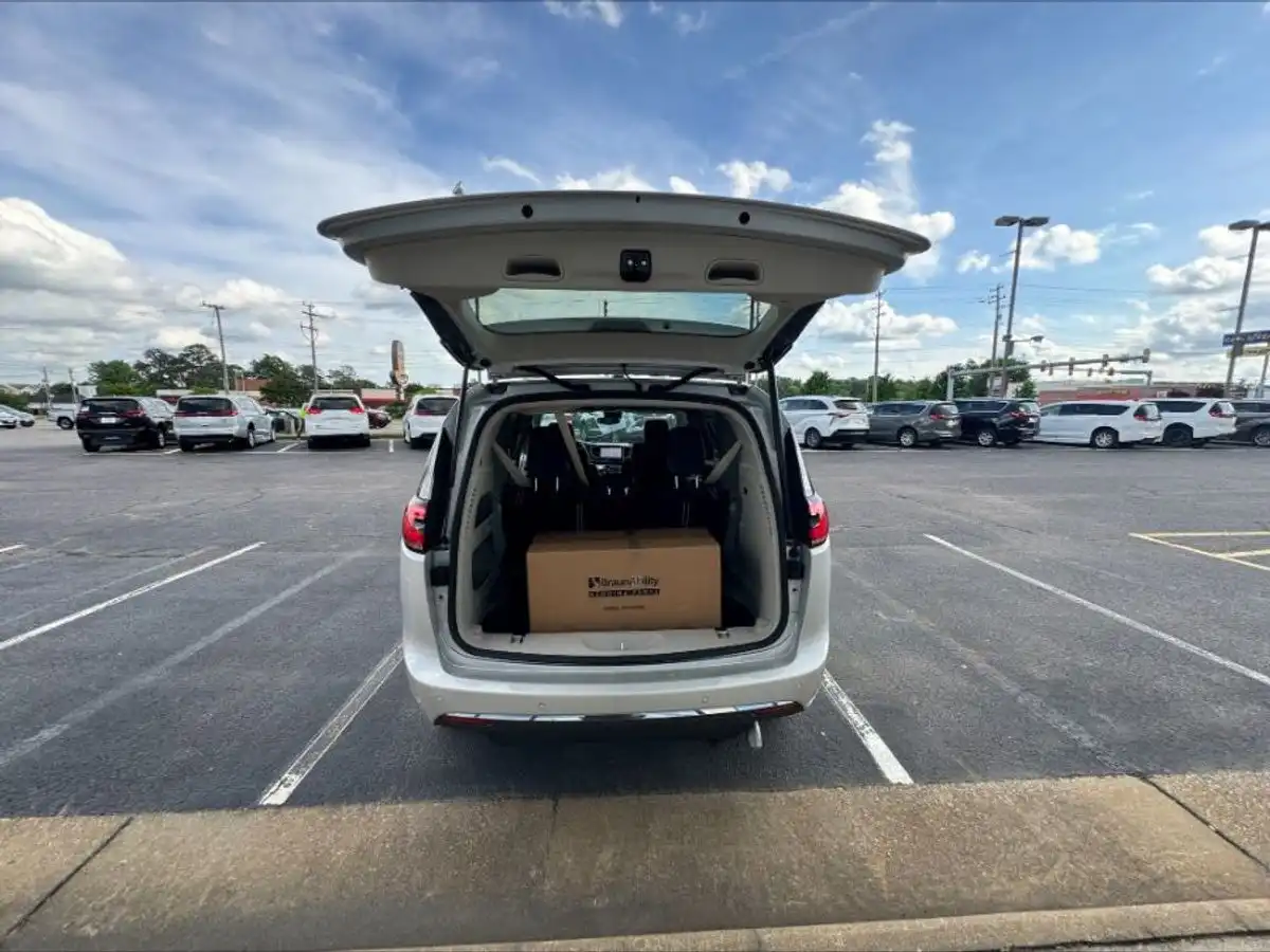 2024 Chrysler Pacifica Touring L's photo