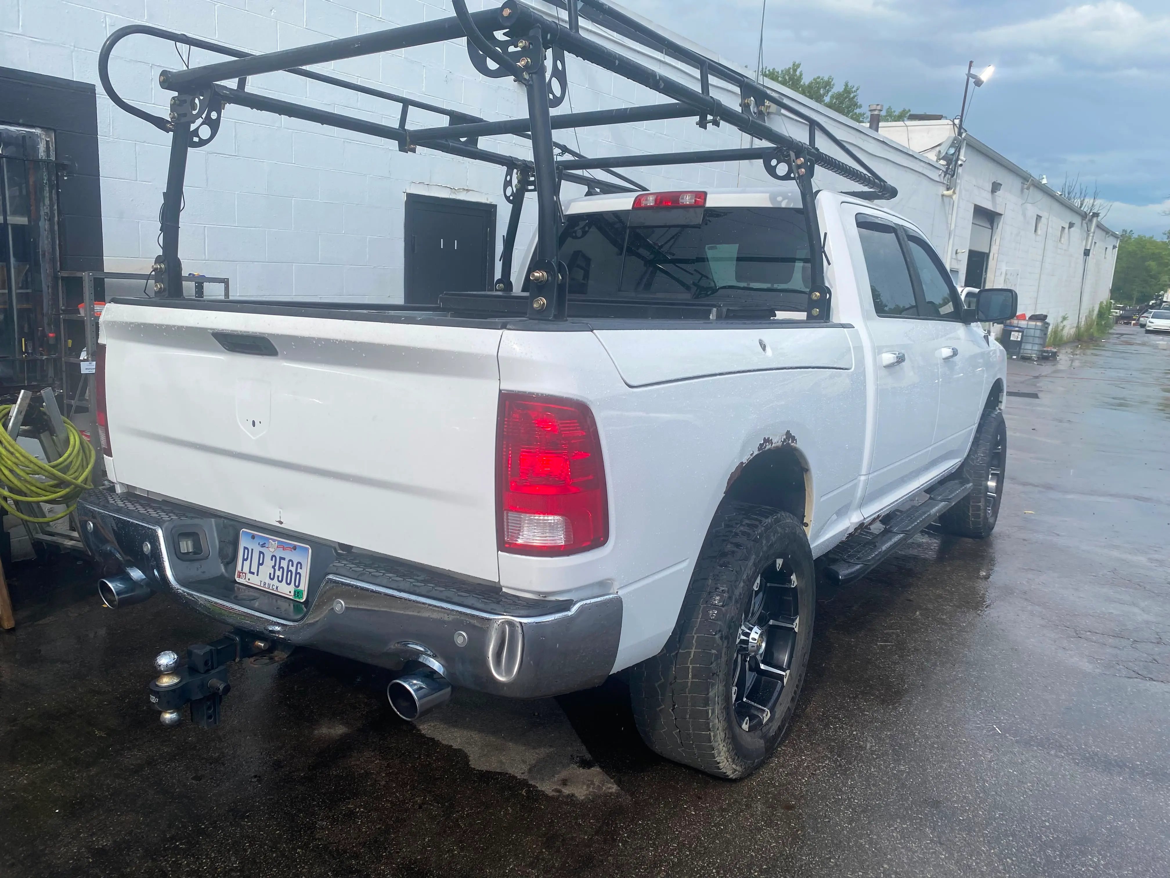 2015 RAM 1500 null photo 4