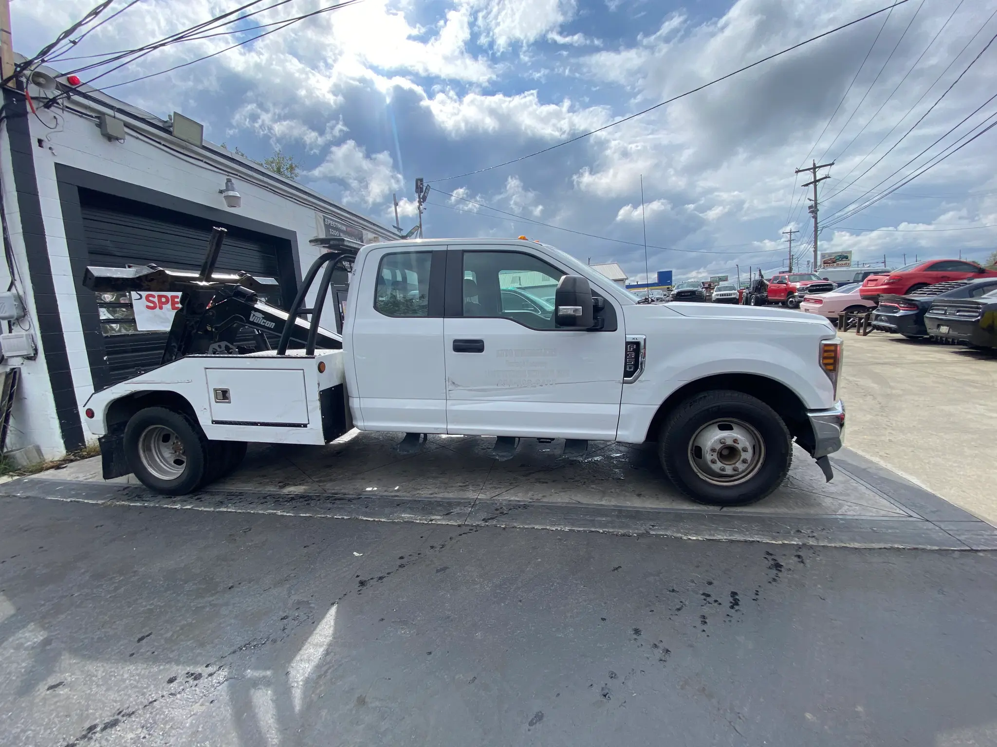 2017 Ford F-350 XL SuperCab 168-In DRW photo 4
