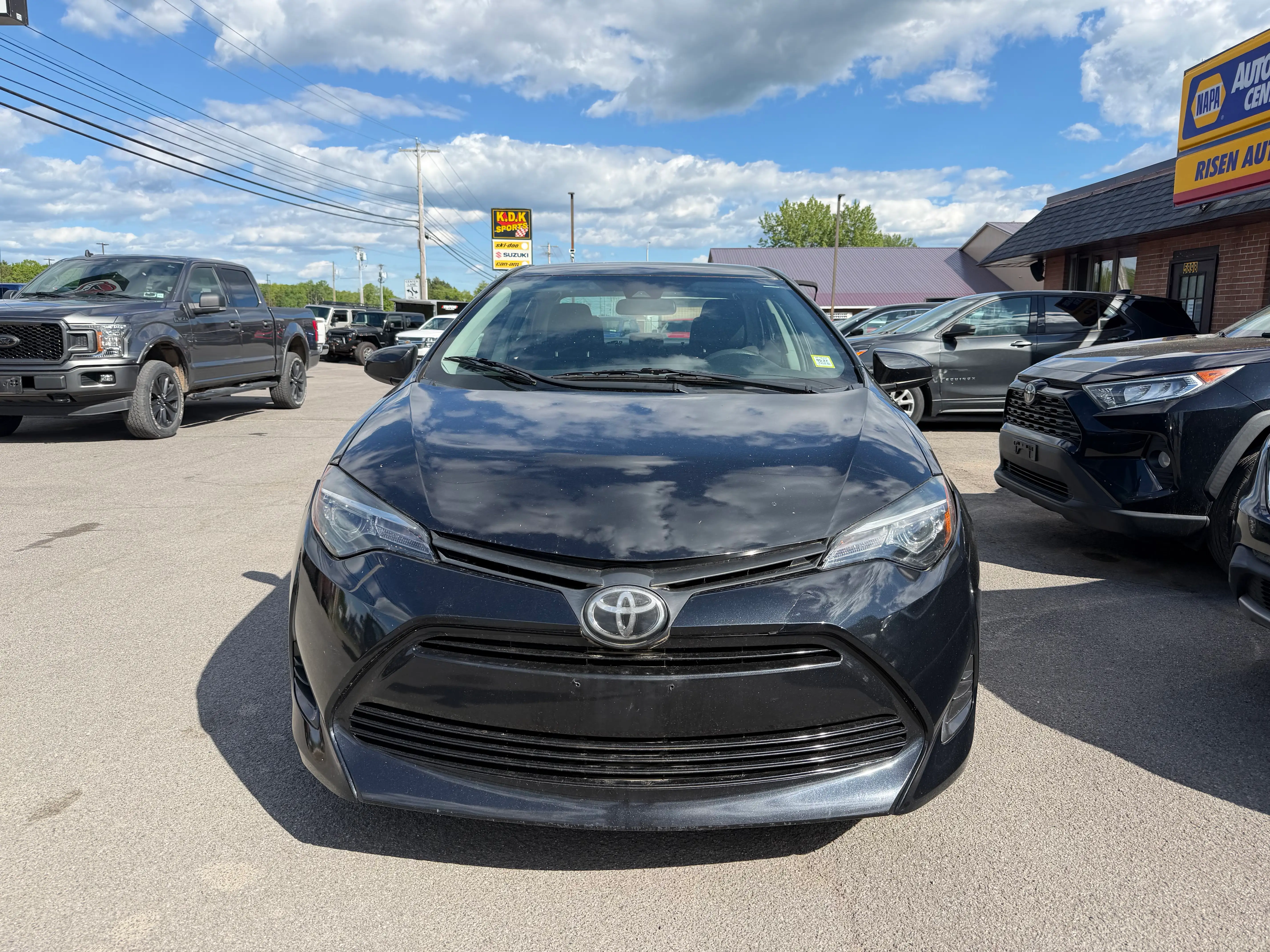 2018 Toyota Corolla LE AT photo 1