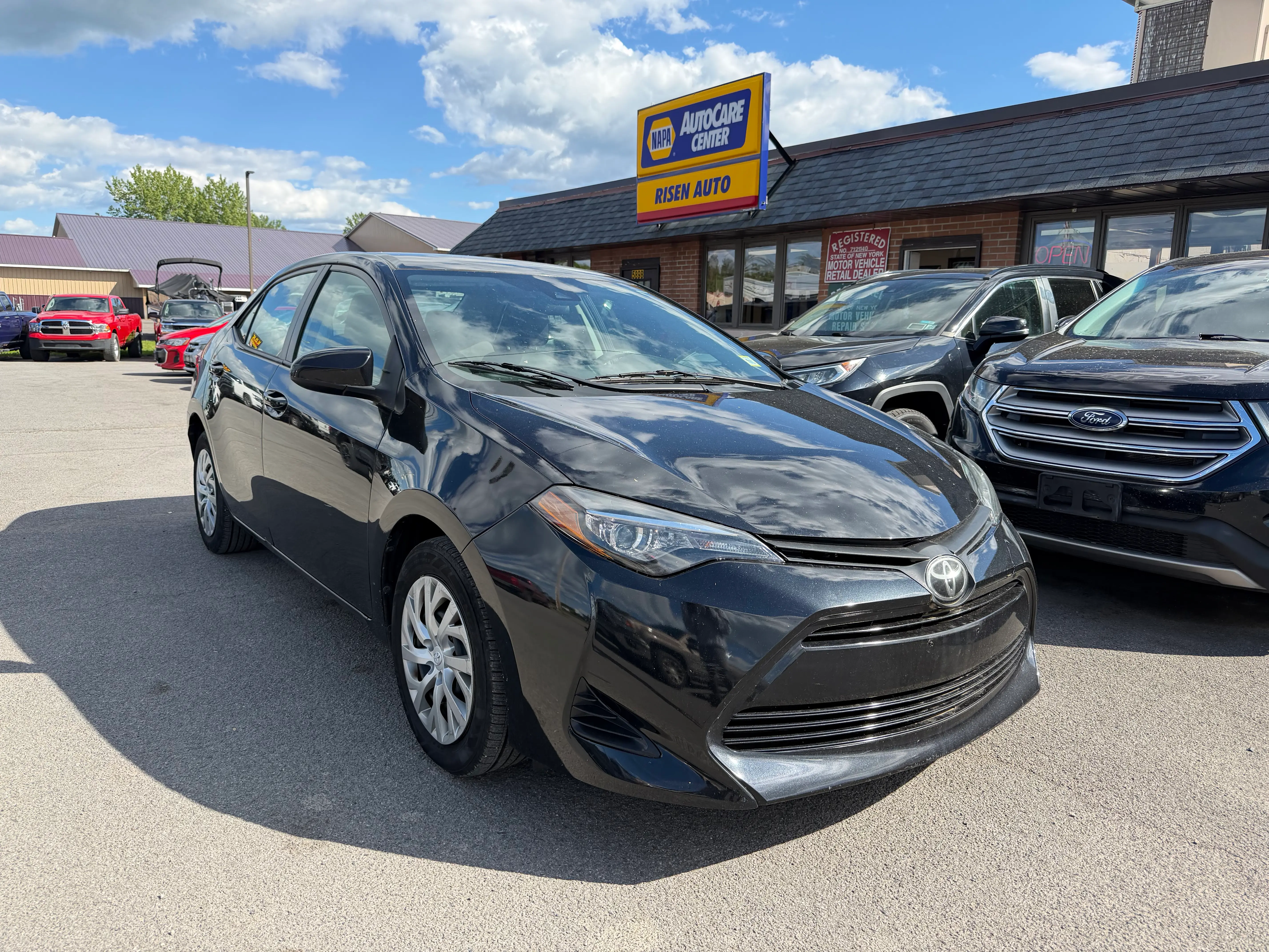 2018 Toyota Corolla LE AT photo 3