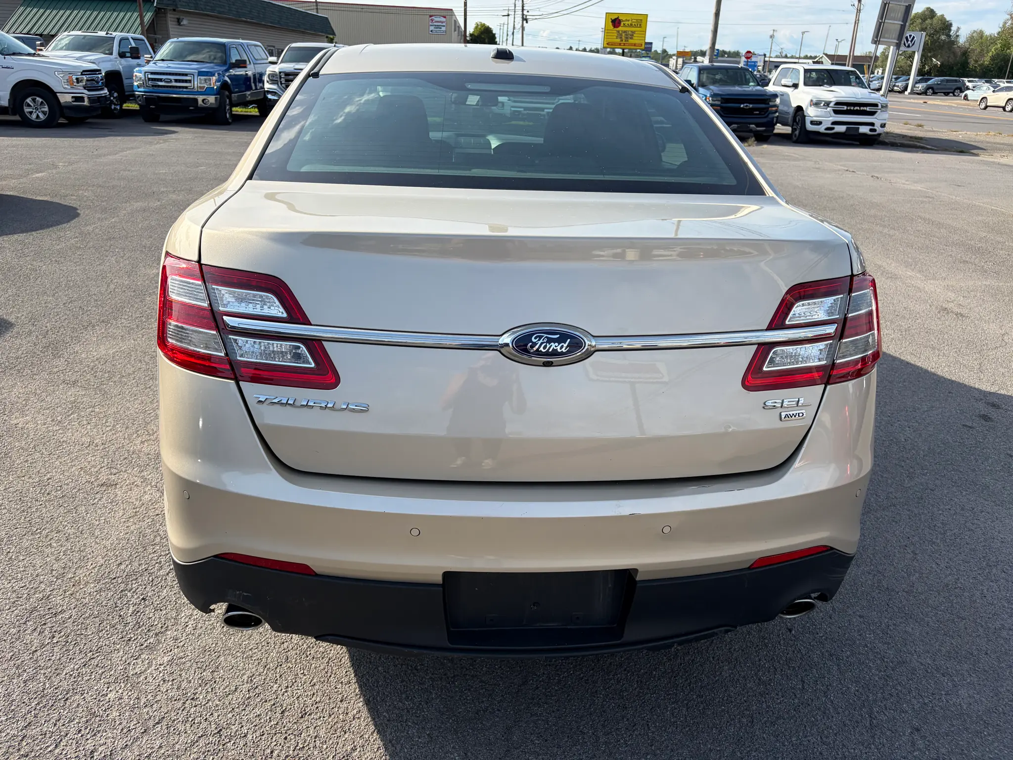 2017 Ford Taurus SEL AWD photo 5