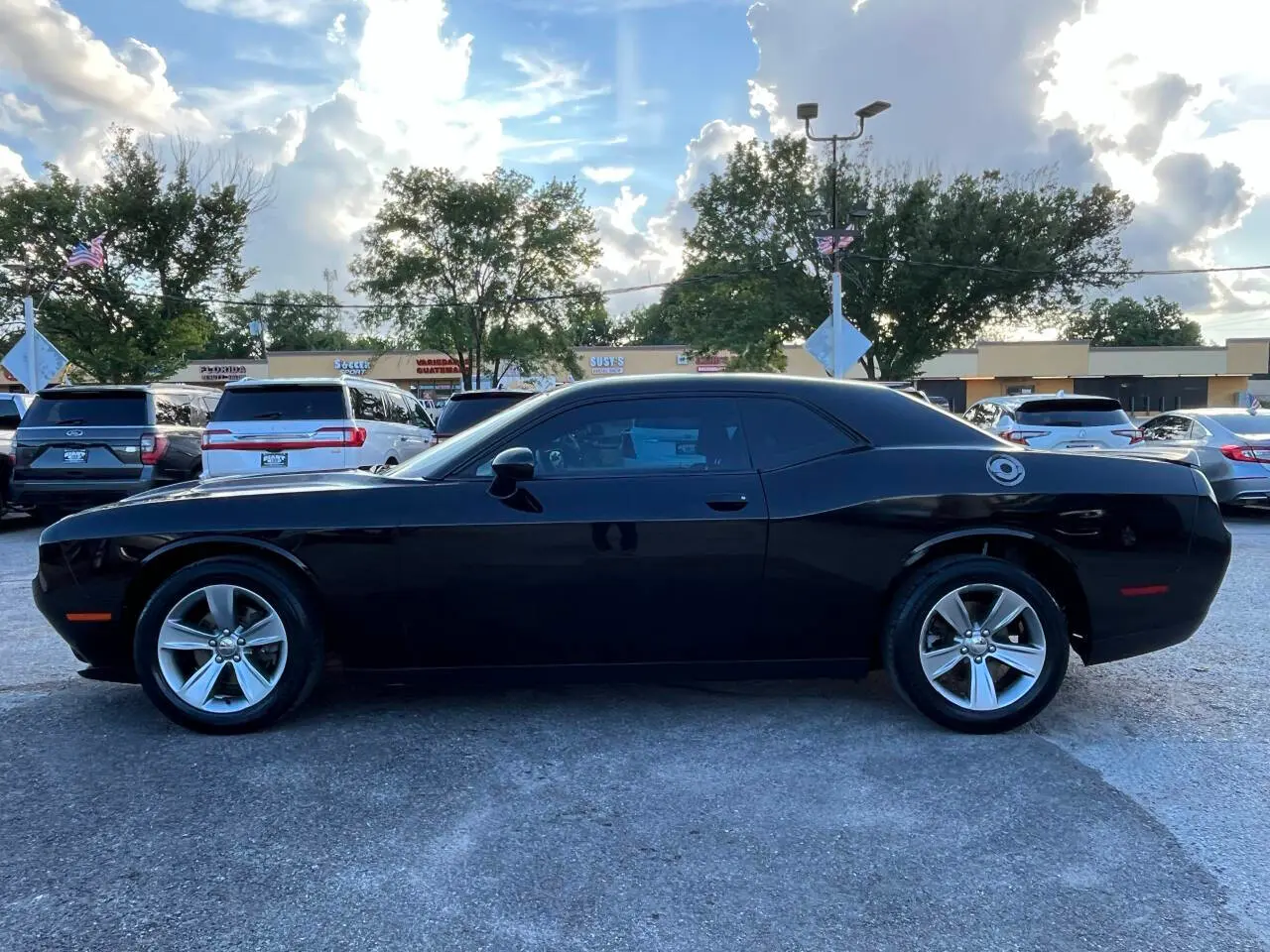 2019 Dodge Challenger SXT Auto photo 4