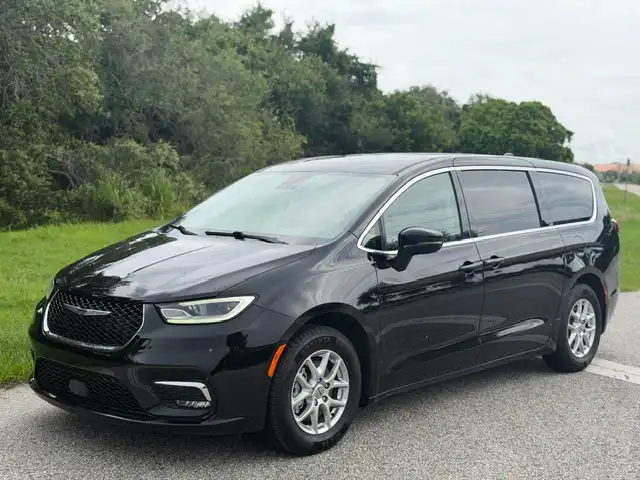 2024 Chrysler Pacifica Touring L's photo