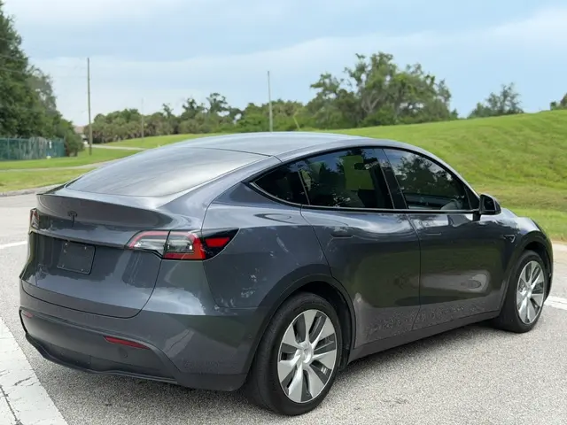 2021 Tesla Model Y Standard Range photo 5