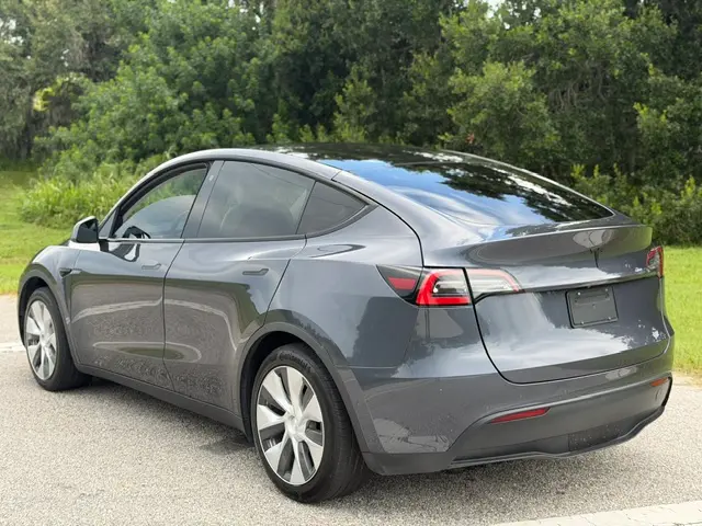 2021 Tesla Model Y Standard Range photo 3