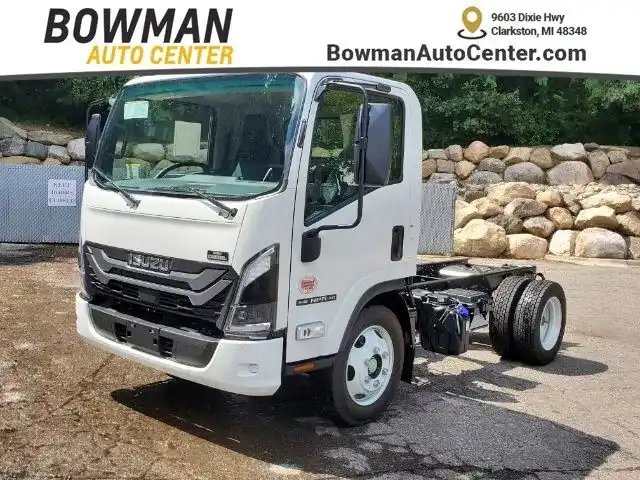 2025 Isuzu NPR's photo