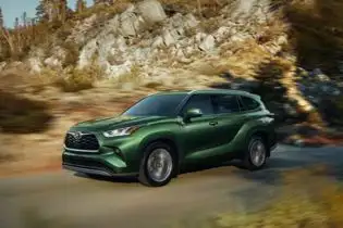 2025 Toyota Highlander XLE FWD's photo