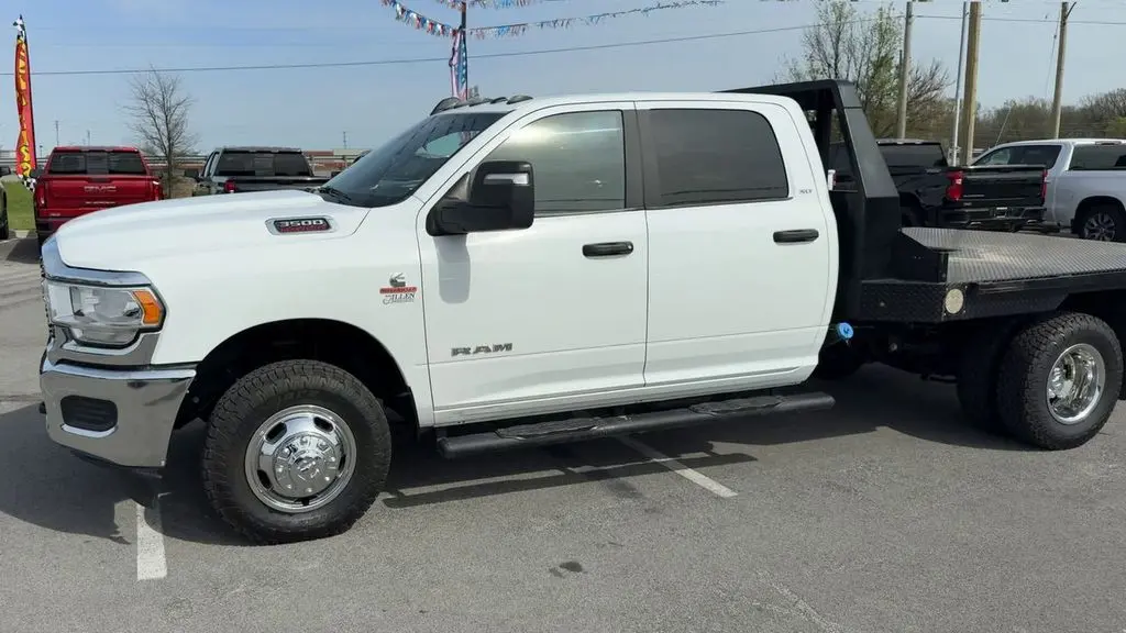 2024 RAM 3500 SLT 4X4 Crew Cab photo 3