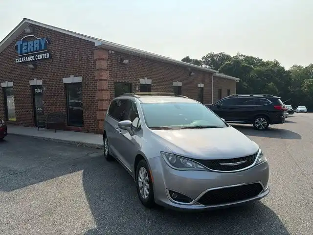 2017 Chrysler Pacifica Touring-L's photo