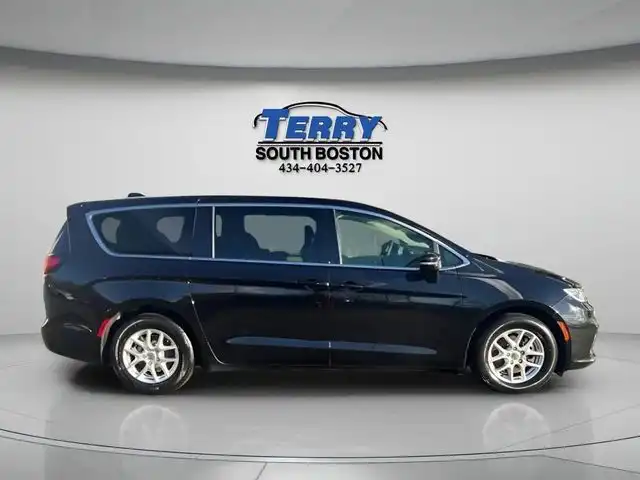 2024 Chrysler Pacifica Touring L's photo