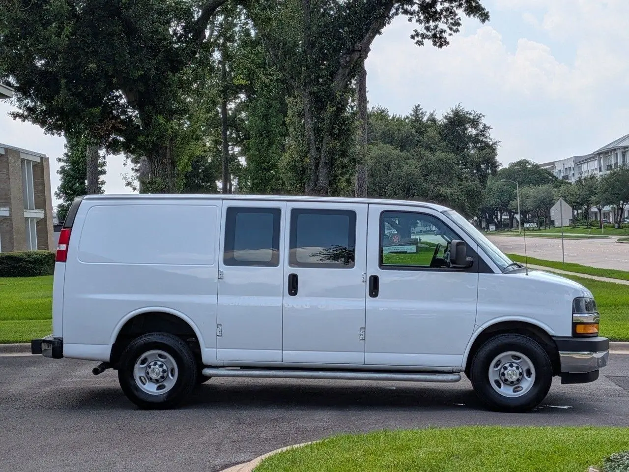 2024 Chevrolet Express 2500 Work Van HD photo 4