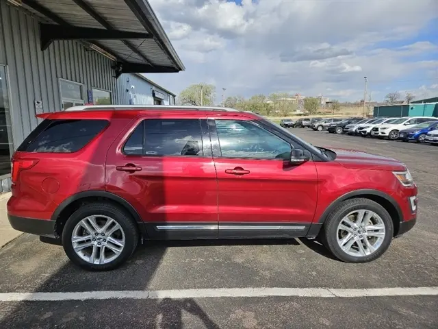 2017 Ford Explorer XLT 4WD photo 3