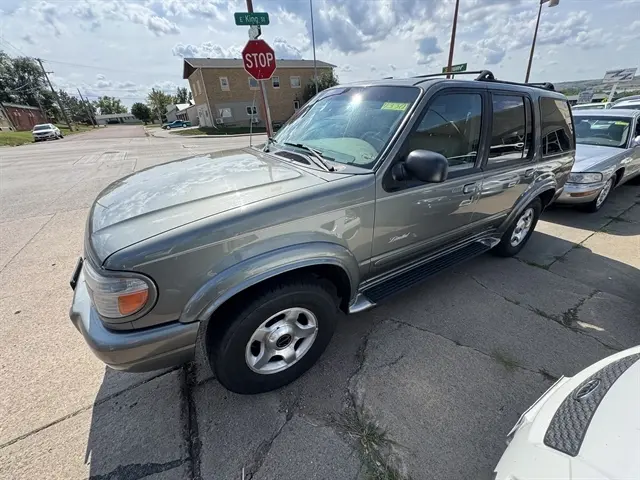 2000 Ford Explorer XLS 4X4 photo 3