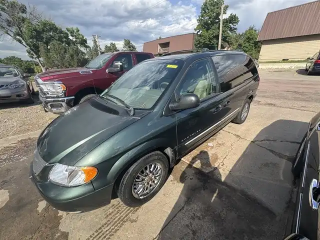 2001 Chrysler Town & Country LIMITED's photo
