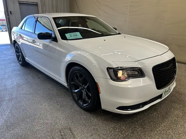 2023 Chrysler 300 Touring photo 1