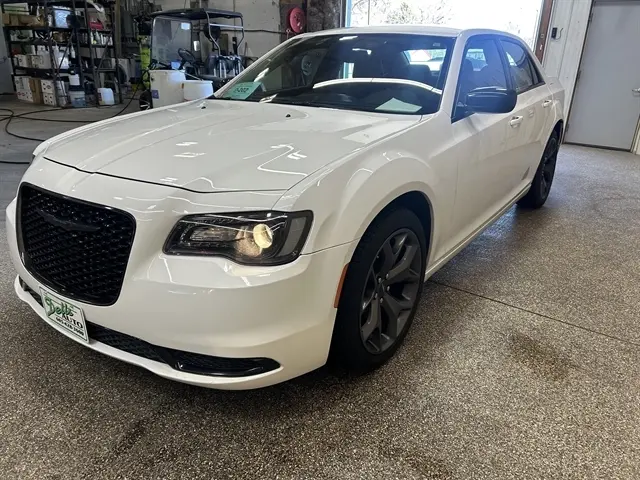 2023 Chrysler 300 Touring photo 3